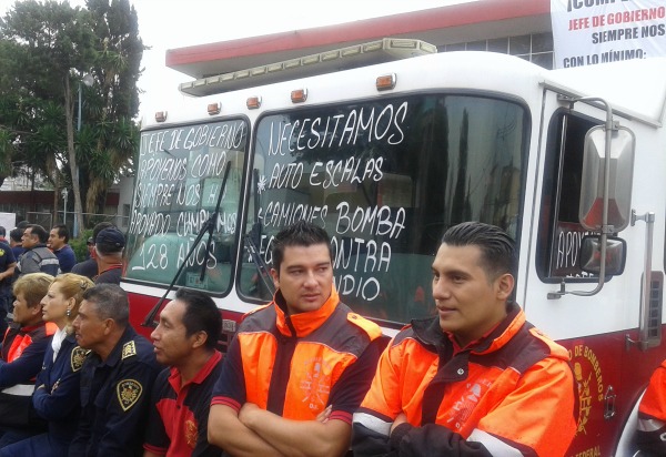 Integrantes del sindicato de bomberos se manifiestan frente a sus estaciones en Insurgentes, Iztapalapa, Cuauhtémoc y La Viga.