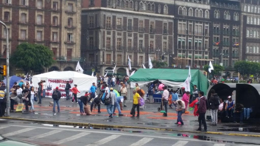 Los simpatizantes de Morena instalaron dos carpas en el Zócalo.