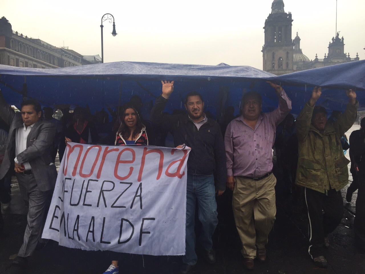 Martí Batres durante la protesta de simpatizantes de Morena en el Zócalo capitalino, donde instalaron un plantón.