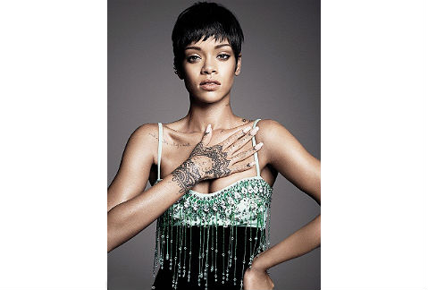 Rihanna lanzó una colección de tatuajes temporales. 