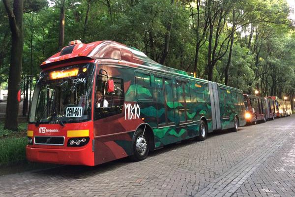 Por el décimo aniversario del Metrobús, presentaron 10 autobuses conmemorativos.