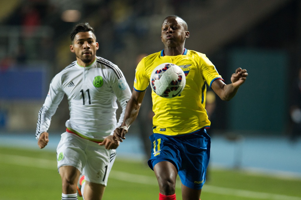 Javier Aquino durante del duelo de México ante Ecuador