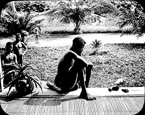 Nsala Wala contemplando los restos de su hija.