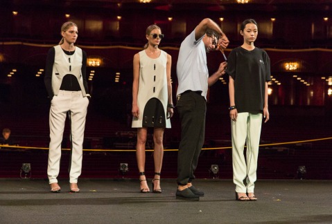 Durante la obra se mostraron piezas de la colección Primavera/Verano 2015 de Opening Ceremony. 