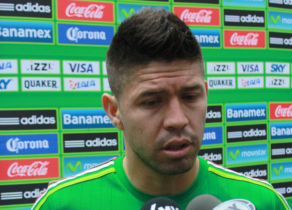 Oribe Peralta en la zona mixta 