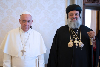 El papa Francisco, durante su encuentro hoy en el Vaticano con el patriarca de la iglesia ortodoxa siria de Antioquía, Ignacio Aprem II