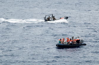 Personal naval de rescate de la UE toma parte en la Operación Triton, en el Mediterráneo, destinada a salvar a emigrantes perdidos en el mar