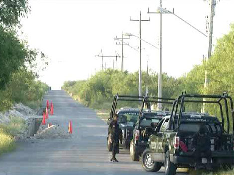 Al revisar la camioneta fueron encontradas dos armas blancas, dos cuernos de chivo, así como un arma AR15 en el exterior de la unidad.