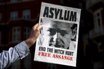 Un simpatizante de Julian Assange enseña un cartel reclamando el fin de su encierro ante la embajada ecuatoriana en Londres 