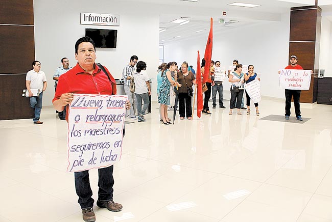 En Chiapas, profesores intentaron tomar tres televisoras, pero se los impidió la policía. 