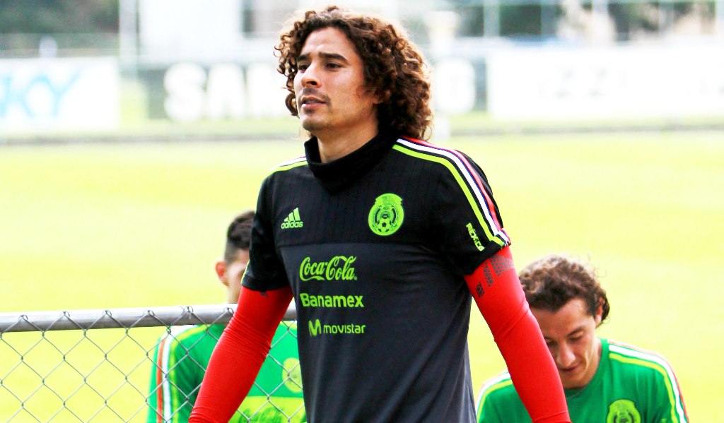 Guillermo Ochoa en la concentración del Tri