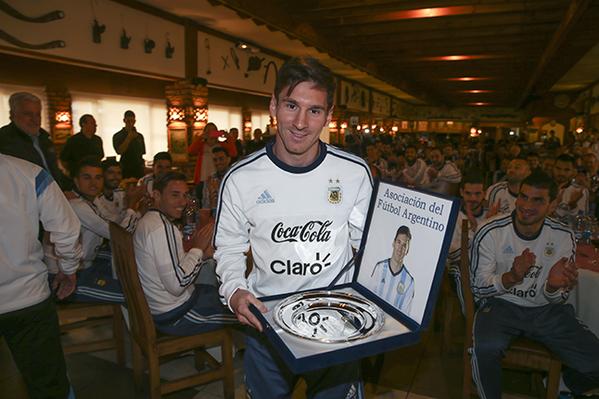 Lionel Messi fue reconocido por sus 100 partidos con la selección 