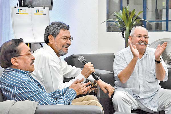 Los literatos durante el encuentro.