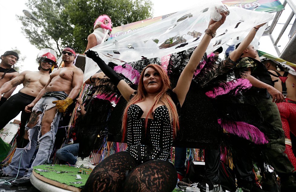 Marchan por el orgullo gay con ambiente festivo