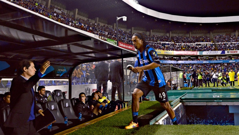 Ronaldinho, abandona el terreno de juego  