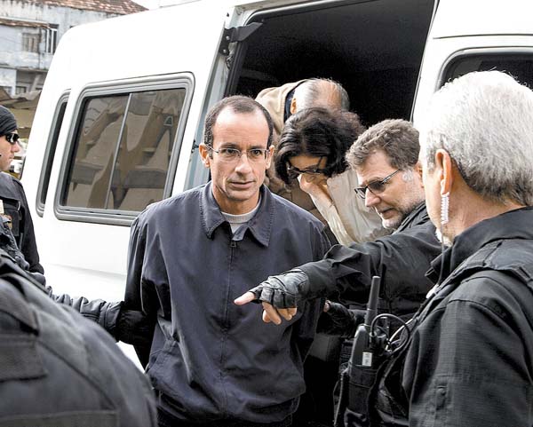 El momento en que consignan a los directivos.