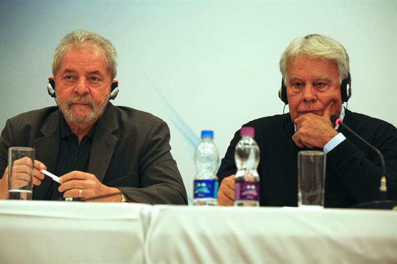 Felipe González (d) y Luiz Inácio Lula da Silva, hoy en el Seminario "Nuevos desafíos de la democracia", en Sao Paulo 