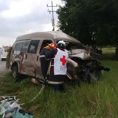 Los vehículos se salieron de la carretera tras el accidente.