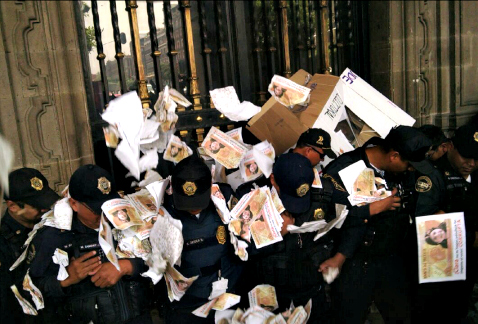 Militantes y simpatizantes de Morena arrojaron supuestos billetes y votos en la puerta principal de la sede del gobierno capitalino, aun sobre element
