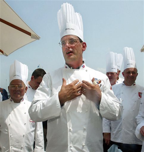 Walter Scheib da la bienvenida a chefs de otros lugares del mundo en el Chesapeake Bay Maritime Museum en St. Michaels, el 27 de julio de 2004