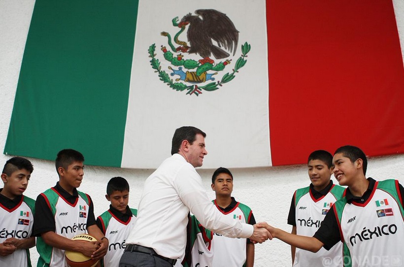 Alfredo Castillo entregó uniformes a Niños Triquis