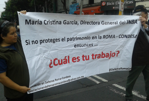 Con mantas y consignas protestaron vecinos de las colonias Roma y Condesa, por la construcción de tres edificios en Juan de la Barrera y Cuernavaca.