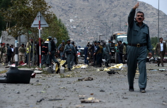 Policías afganos inspeccionan el lugar del ataque suicida ante el parlamento de Afganistán, en Kabul