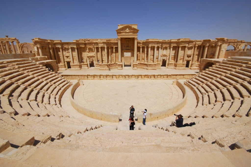 Las ruinas asirias de Nimrud del siglo XIII a. C. y de Hatra, son patrimonio de la humanidad por la UNESCO. 