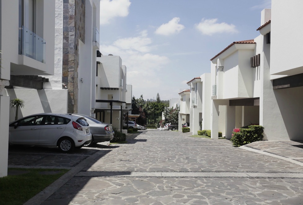 La vivienda de Rubén Oseguera se encuentra en la calle Esparta en la colonia Altamira del municipio de Zapopan.