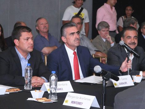 Los alcaldes de Juárez, Guadalupe y García fueron algunos de los que acudieron a la reunión.