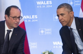 Barack Obama (d) y el presidente francés, Francois Hollande (i), en una cumbre de la OTAN el 5 de septiembre de 2014, en Newport, Gales