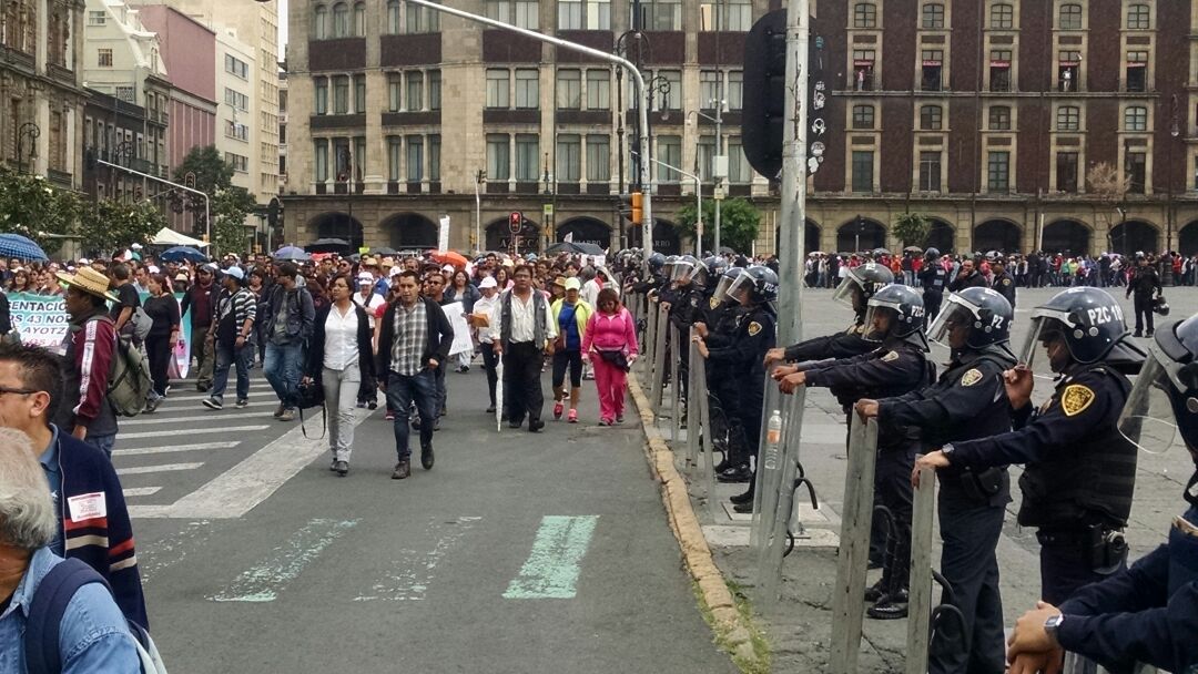 Integrantes de la CNTE lograron llegar al Zócalo, pero su manifestación la realizan solo en el circuito perimetral de la plancha de la Plaza de la Con