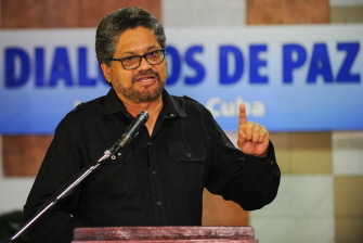 Iván Márquez, jefe de la delegación de las FARC en el diálogo de paz en La Habana, lee una declaración hoy en el Palacio de Convenciones