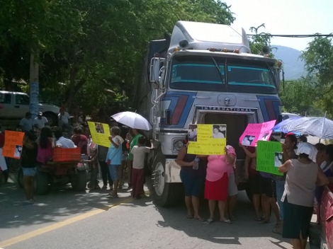 Con mantas y cartulinas, manifestantes exigen la presentación con vida de los tres médicos y el abogado que viajaba con ellos.