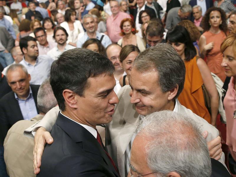 El ex presidente del Gobierno José Luís Rodríguez Zapatero (d) felicita a Pedro Sánchez tras ser proclamado candidato, el pasado domingo