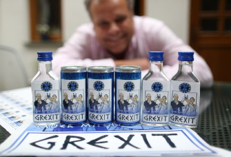 Botellas y latas de vodka de limón Grexit en Hamm, Alemania, hechas por Uwe Dalhoff, que patentó el nombre de la salida griega del euro