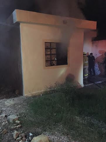 El humo salía por las ventanas de la vivienda.