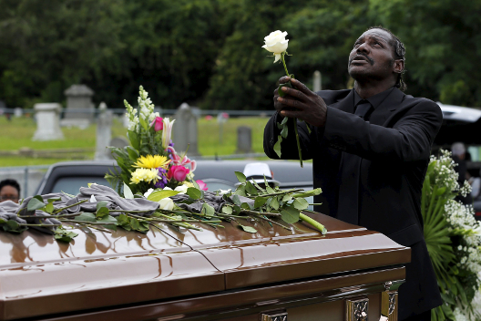 Gary Washington despide a su mamá en el cementario.