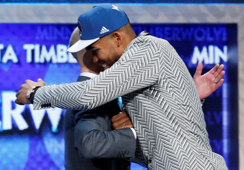 Karl-Anthony Towns saluda al comisionado de la NBA, Adam Silver
