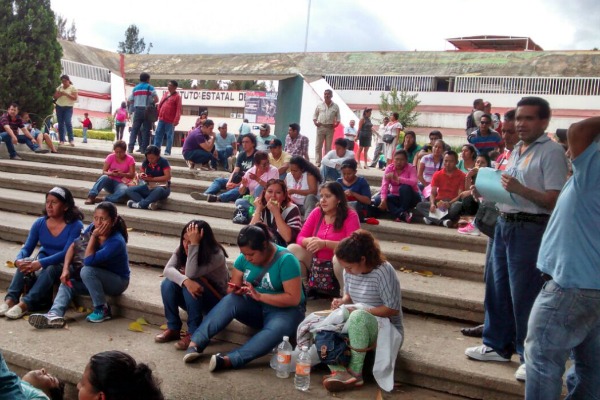 Maestros de la sección 22 impiden la entrada y salida de personal del Instituto Estatal de Educación Pública de Oaxaca.