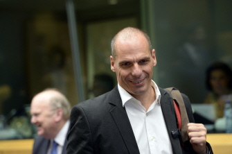 El ministro de Finanzas griego, Yanis Varufakis, sonríe antes de iniciarse la reunión con los países de la Eurozona en el edificio Lex en Bruselas