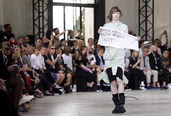 El modelo portaba la manta mientras desfilaba por la pasarela en París. 