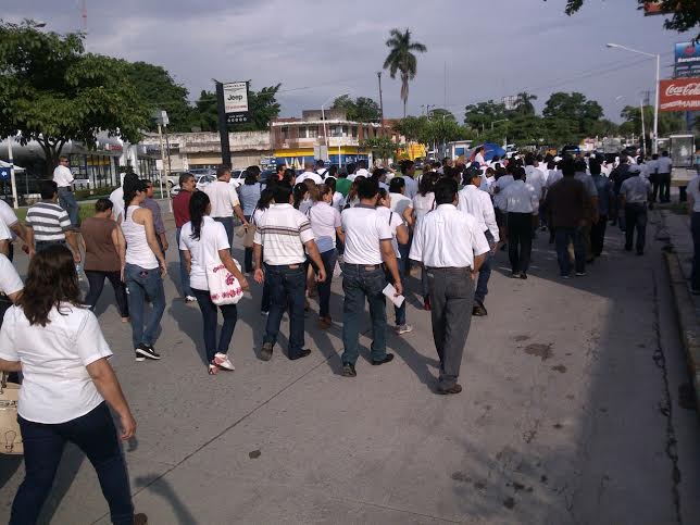 Los profesores realizarón una marcha por las calles del municipio vallense.