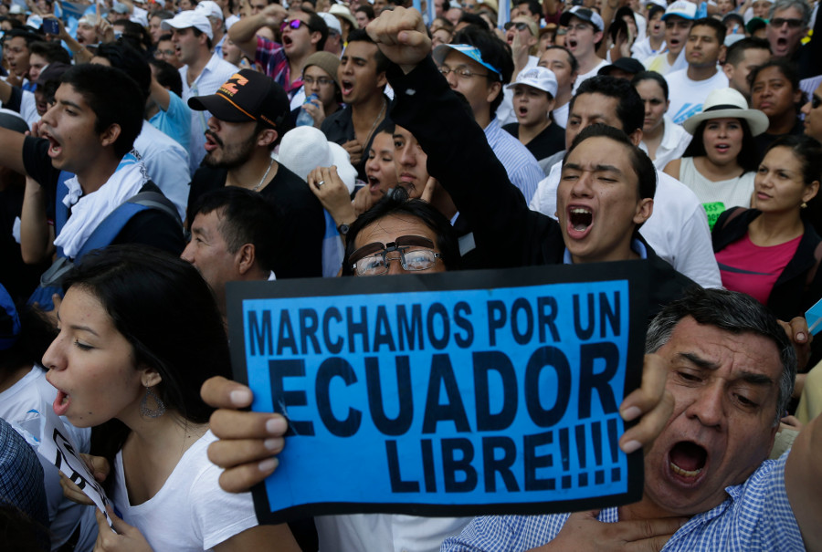 Protestantes durante la marcha convocada por el opositor Jaime Nebot.