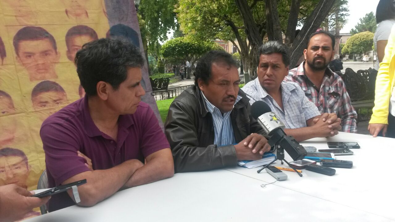 Rueda de prensa de la CNTE en la Plaza de Armas de Durango.