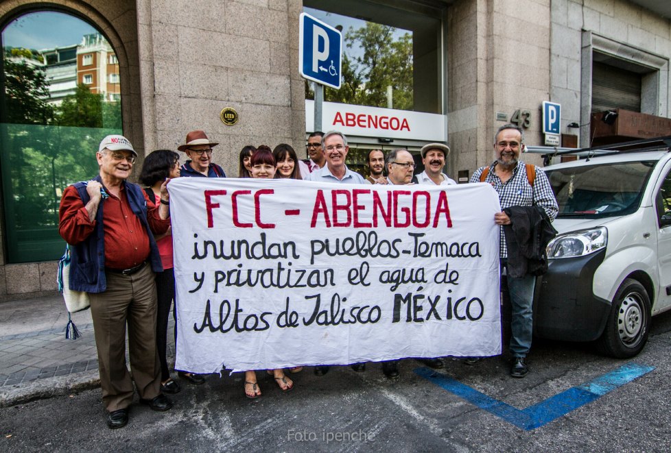 Ayer en la sede de Abengoa se entregó la misiva de expertos en la problemática de la gestión de aguas de España.