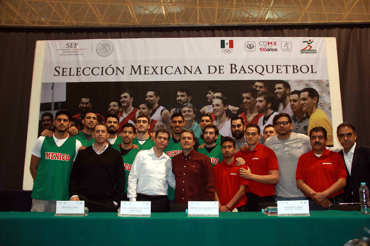 Ayón, en la postal con el combinado 