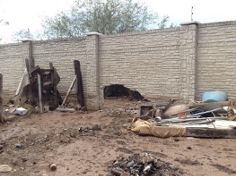 La barda del fraccionamiento "Ribiera del Pitic", obstruye el curso natural del Río San Miguel y fue fincada ilegalmente en una zona protegida. 