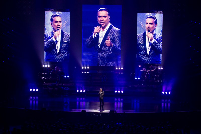 El cantante presentó un escenario pletórico, con luces  y pantallas led. 