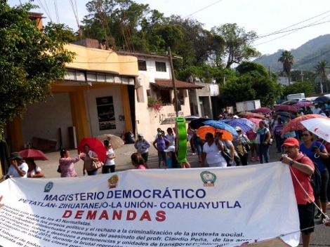 Más de 150 docentes e integrantes del MPG, protestaron contra la evaluación magisterial, y se solidarizaron con las familias de los profesionistas des